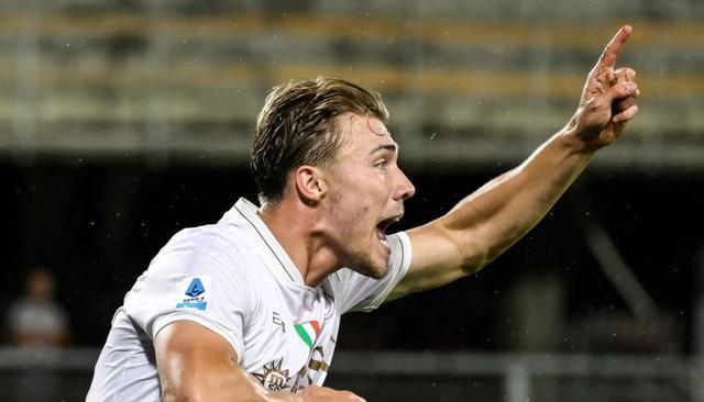 霍伊伦首秀, 破门