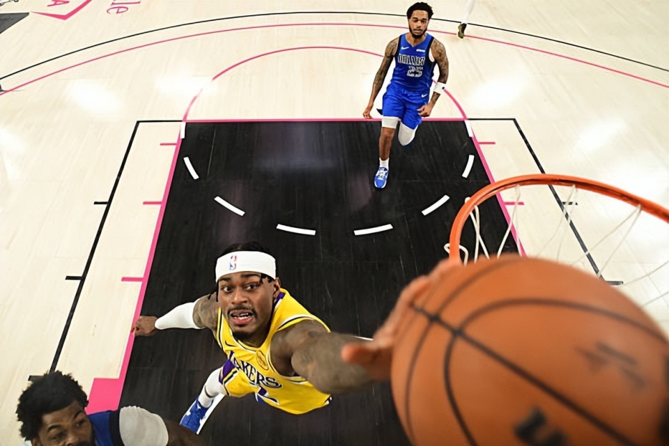 还有, 在季前赛期, 面的表现更